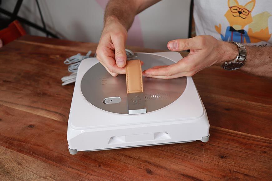 Der Ledergriff des Ecovacs WINBOT W1 PRO ist in der Nahaufnahme zu sehen